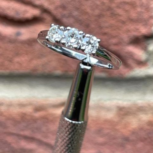 Close up of a tool holding a diamond